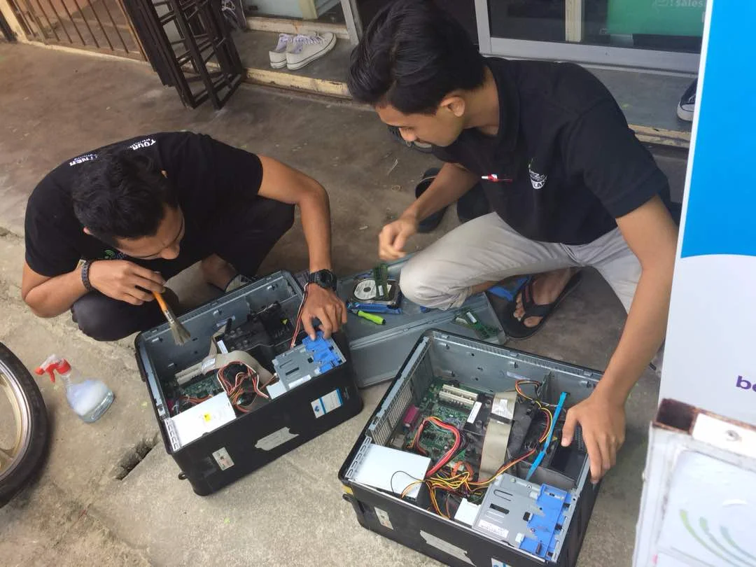 Kerja servis unit komputer — foto galeri yang dibekalkan pemilik FMZ