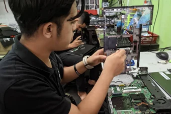 Foto asal kerja pemeriksaan komputer di meja servis